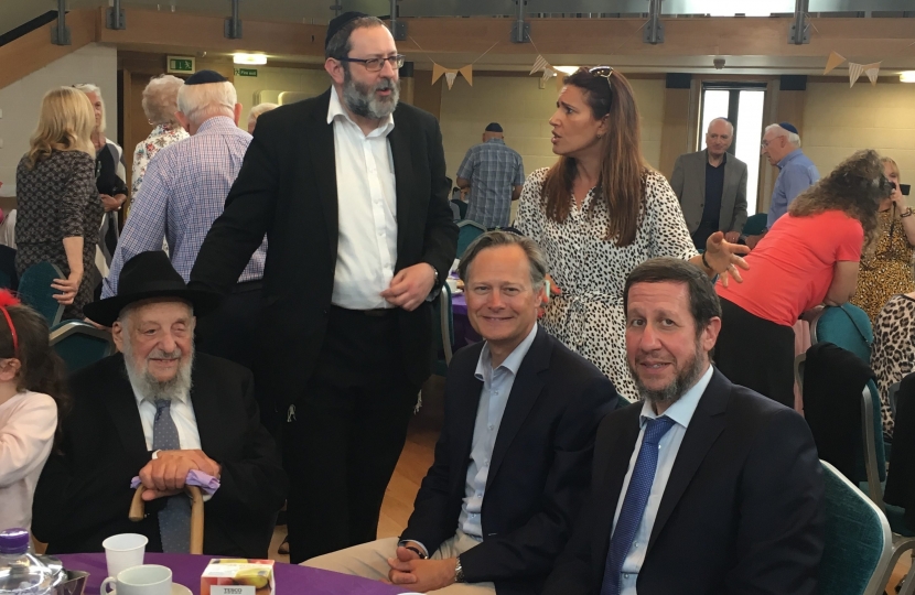 Matthew Offord MP with Rabbi Schochet at Mill Hill Broadway Synagogue 